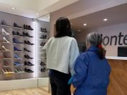 PASA EN REDES: UNA JUBILADA FUE A COMPRAR UNAS ZAPATILLAS EN UN LOCAL EN CÓRDOBA PERO TENÍA VENCIDA SU TARJETA. EL DUEÑO SE LAS REGALÓ. ¡MIRÁ!