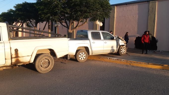 LAS ARRIAS: UNA AMAROK SE INCRUSTÓ EN LA PARROQUIA Y CAUSÓ VARIOS DAÑOS MATERIALES.