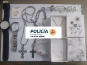 DEÁN FUNES: LA POLICÍA RECUPERÓ LAS JOYAS y RELOJES ROBADOS DE UNA JOYERÍA. EL VALOR ASCENDÍA A UNA SUMA DE 100.000 PESOS.