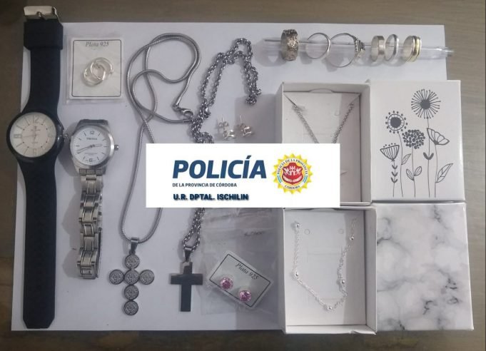 DEÁN FUNES: LA POLICÍA RECUPERÓ LAS JOYAS y RELOJES ROBADOS DE UNA JOYERÍA. EL VALOR ASCENDÍA A UNA SUMA DE 100.000 PESOS.