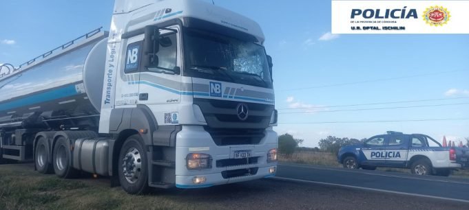 RUTA 60: UN CAMIONERO RESULTÓ CON SU ROSTRO HERIDO DEBIDO A QUE UN CAÑO ROMPIÓ EL PARABRISAS. EL MISMO SE DESPRENDIÓ DE OTRO CAMIÓN QUE IBA ADELANTE.