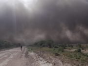 LAS ARRIAS: BOMBEROS, ETAC Y POLICÍA COMBATEN UN FUERTE INCENDIO QUE SE DIFICULTA CADA VEZ MÁS POR EL VIENTO.