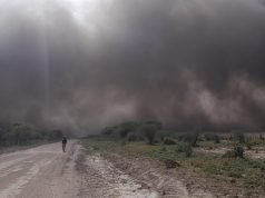 LAS ARRIAS: BOMBEROS, ETAC Y POLICÍA COMBATEN UN FUERTE INCENDIO QUE SE DIFICULTA CADA VEZ MÁS POR EL VIENTO.