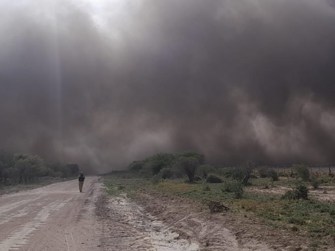LAS ARRIAS: BOMBEROS, ETAC Y POLICÍA COMBATEN UN FUERTE INCENDIO QUE SE DIFICULTA CADA VEZ MÁS POR EL VIENTO.