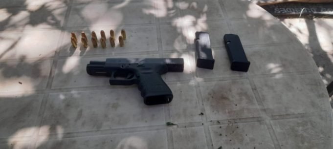 SAN MARCOS SIERRAS: SECUESTRARON UN ARMA “GLOCK” CALIBRE 40, 12 CARTUCHOS, 2 CARGADORES, 33 PLANTAS DE CANNABIS, COGOLLOS Y BALANZA.