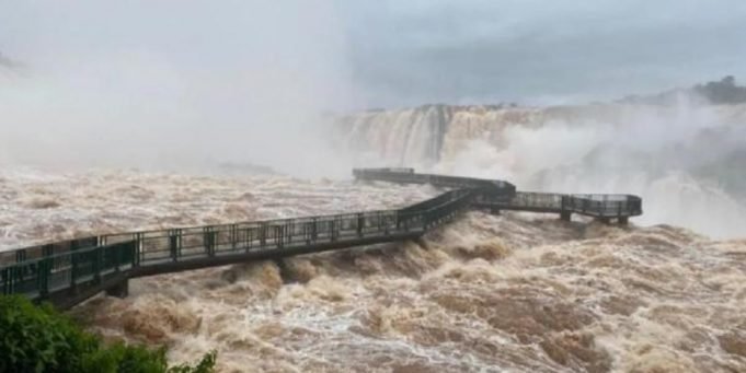 BUSCAN INTENSAMENTE A UN HOMBRE QUE SE CAYÓ DE UNA PASARELA EN LAS CATARATAS DEL IGUAZÚ EN MEDIO DE LA GRAN CRECIENTE.