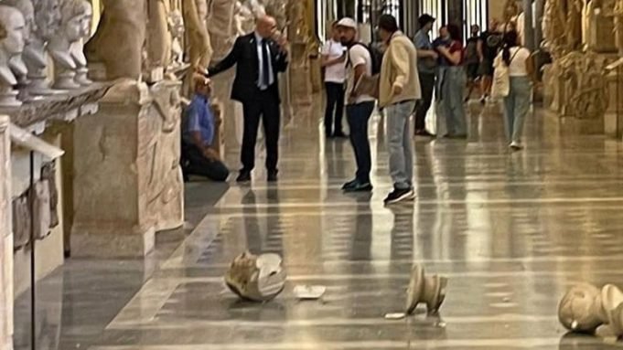 ¡SE SACÓ!: NO LO DEJARON VER AL PAPA FRANCISCO Y LA BRONCA ROMPIÓ DOS ESTATUAS DEL MUSEO DEL VATICANO.