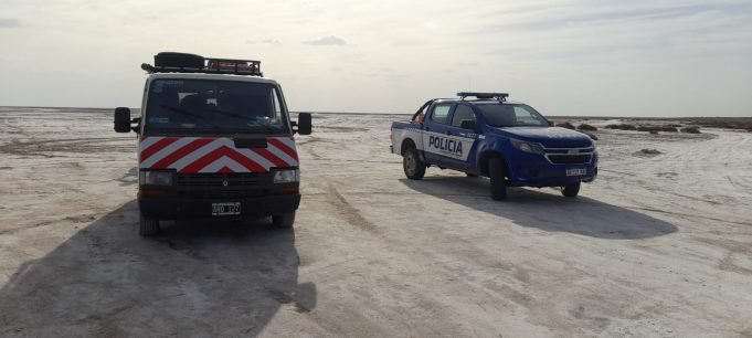 NUEVAMENTE PERSONAL POLICIAL ASISTIÓ A UN TURISTA DE 68 AÑOS QUE SE EMPANTANÓ EN LAS SALINAS.
