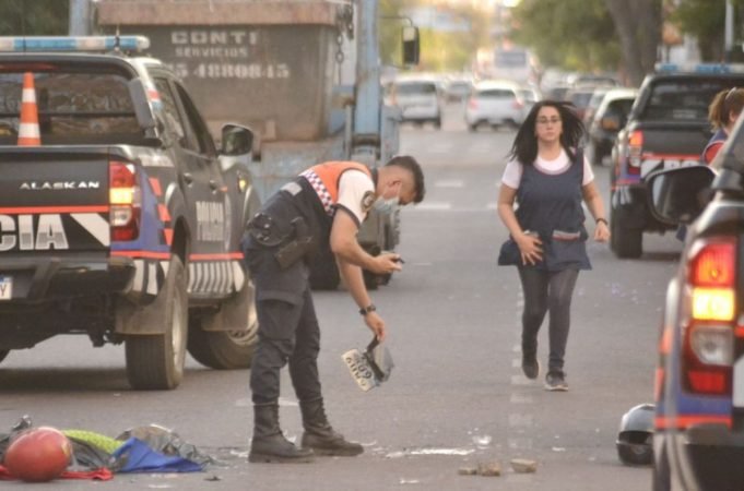 TRAGEDIA EN SANTIAGO DEL ESTERO: UN NENE DE 4 AÑOS MURIÓ AL SER ATROPELLADO POR UN CAMIÓN CUANDO SALÍA DEL JARDÍN DE INFANTES.