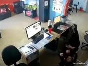 PASA EN REDES: ESCRACHARON A EMPLEADAS POR HACERSE PEINADOS, UÑAS Y VER PELIS EN HORARIO LABORAL. ¡NO SABÍAN QUE HABÍA CÁMARAS!