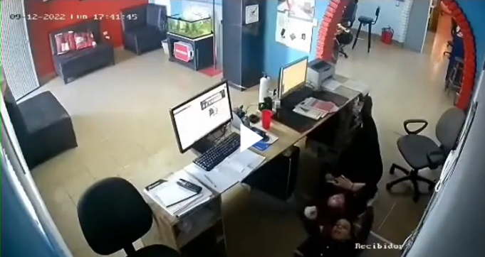 PASA EN REDES: ESCRACHARON A EMPLEADAS POR HACERSE PEINADOS, UÑAS Y VER PELIS EN HORARIO LABORAL. ¡NO SABÍAN QUE HABÍA CÁMARAS!