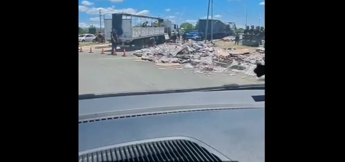 PASA EN REDES: VOLCÓ UN CAMIÓN CON BOTELLAS DE COCA COLA EN LA MISMA ROTONDA DONDE HACE UNA SEMANA VOLCÓ UNO CON FERNET. ¡SÓLO EN CÓRDOBA!