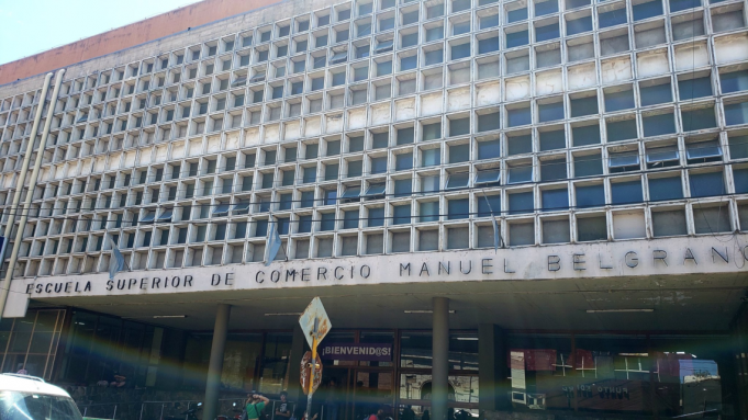 ALUMNOS TOMARON EL COLEGIO MANUEL BELGRANO EN RECLAMO A LA DESIGNACIÓN DEL NUEVO DIRECTOR.