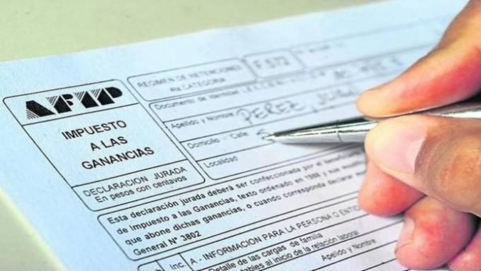 LO CONFIRMÓ EL GOBIERNO: DESDE NOVIEMBRE SUBE A 330.000 PESOS EL PISO DEL IMPUESTO A LAS GANANCIAS.