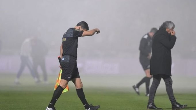 SUSPENDIERON EL PARTIDO DE BOCA – GIMNASIA: LE DIO UN INFARTO A UN HINCHA Y MURIÓ EN MEDIO DE LOS INCIDENTES AFUERA DEL ESTADIO. LANZARON GAS LACRIMÓGENO.