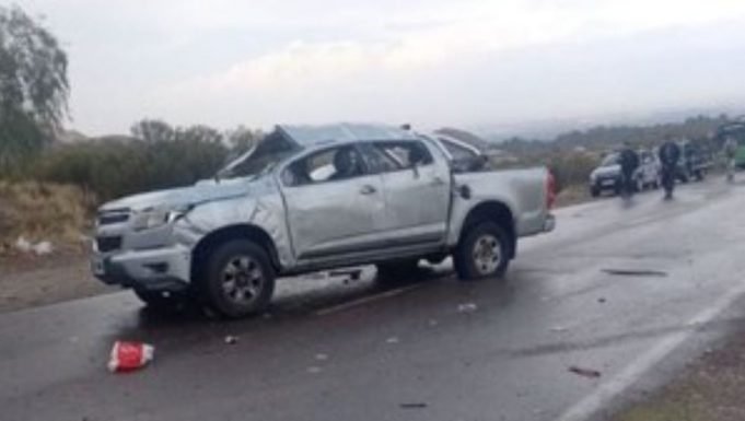 PASÓ EN MENDOZA: VOLCÓ UNA CAMIONETA CON 16 ALUMNOS A BORDO. UNA JOVEN DE 20 AÑOS FALLECIÓ. OTRA ESTÁ GRAVE Y LA CONDUCTORA INTERNADA.