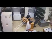 PASÓ EN RUSIA: SE ECONDIÓ EN UN FREEZER PARA ROBAR EN UNA CASA DE ELECTRODOMÉSTICOS PERO LO EMPACARON PARA ENTREGA Y QUEDÓ ATRAPADO.