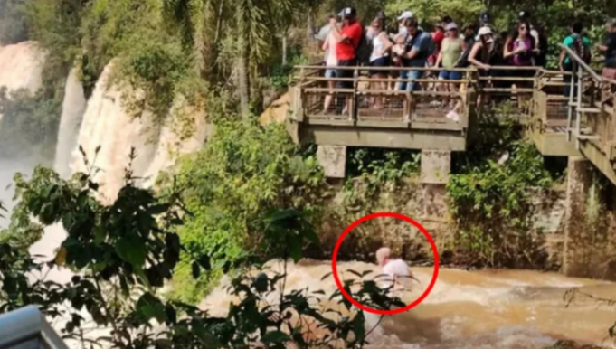 CONTINÚA LA BÚSQUEDA DEL HOMBRE QUE CAYÓ AL AGUA EN LAS CATARATAS DEL IGUAZÚ. ¡ENCONTRARON UNA ZAPATILLA QUE PODRÍA SER DE ÉL!