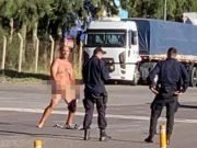 ¡APRENDE O APRENDE!: UNA MUJER OBLIGÓ A BAJAR DEL AUTO A SU NOVIO Y LO ABANDONÓ DESNUDO EN PLENA RUTA PARA DARLE UNA LECCIÓN PORQUE LE HABÍA MENTIDO.