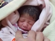 TERRIBLE: ABANDONARON A UNA BEBITA RECIÉN NACIDA EN LA PUERTA DE UNA ESCUELA. ESTABA DENTRO DE UNA CARTERA.