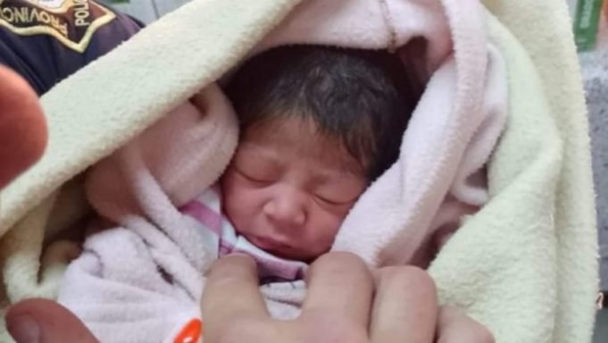 TERRIBLE: ABANDONARON A UNA BEBITA RECIÉN NACIDA EN LA PUERTA DE UNA ESCUELA. ESTABA DENTRO DE UNA CARTERA.