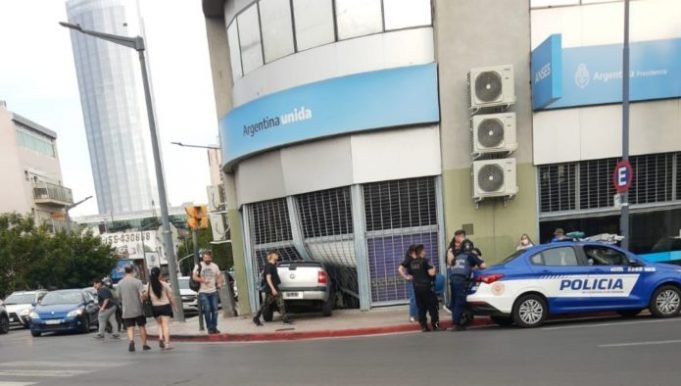 CÓRDOBA: UN VEHÍCULO SE INCRUSTÓ EN UNA OFICINA DE ANSES.