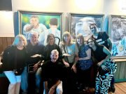 PASA EN QATAR: CLAUDIA PEREZ SE REUNIÓ EN UNA ISLA VIP CON LA FAMILIA DE RODRIGO DE PAUL PARA QUE CONOZCAN EL CUADRO QUE ELLA PINTÓ A PEDIDO DE ÉL. ¡MIRÁ!