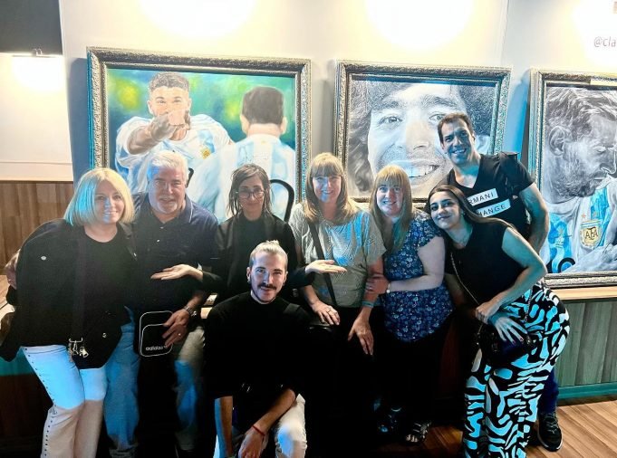 PASA EN QATAR: CLAUDIA PEREZ SE REUNIÓ EN UNA ISLA VIP CON LA FAMILIA DE RODRIGO DE PAUL PARA QUE CONOZCAN EL CUADRO QUE ELLA PINTÓ A PEDIDO DE ÉL. ¡MIRÁ!