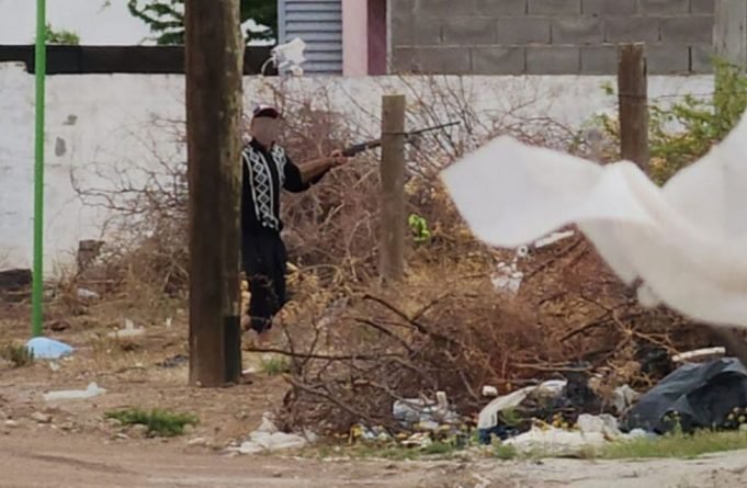 GRAN OPERATIVO POLICIAL EN B° LA FERIA: UN HOMBRE HIRIÓ CON ARMA DE FUEGO AL JEFE DE LA DEPARTAMENTAL ISCHILÍN GUSTAVO VERGARA Y A OTRO EFECTIVO POLICIAL.
