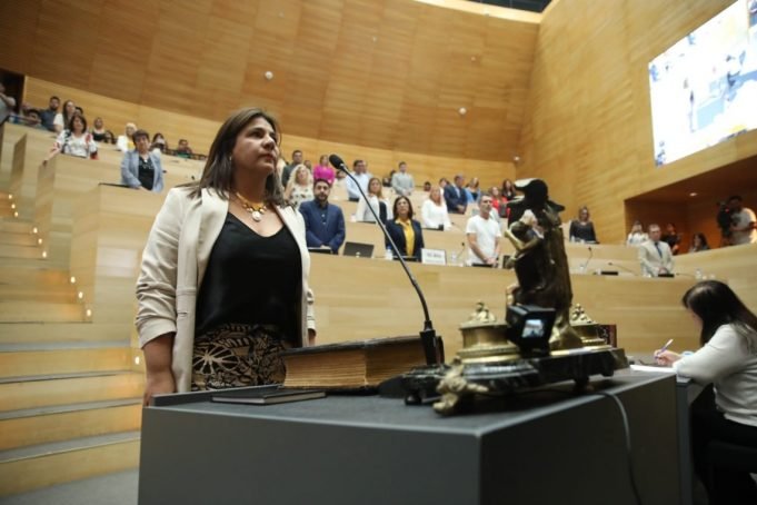 NADIA FERNÁNDEZ REEMPLAZARÁ A OSCAR GONZÁLEZ EN LA LEGISLATURA.