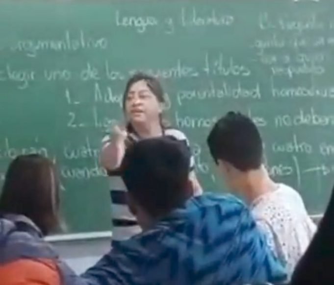 PASA EN REDES: CANSADA DE QUE LE HAGAN BULLYING A SU HIJO FUE A LA ESCUELA Y ATACÓ A GOLPES AL BURLISTA. ¡MIRÁ!