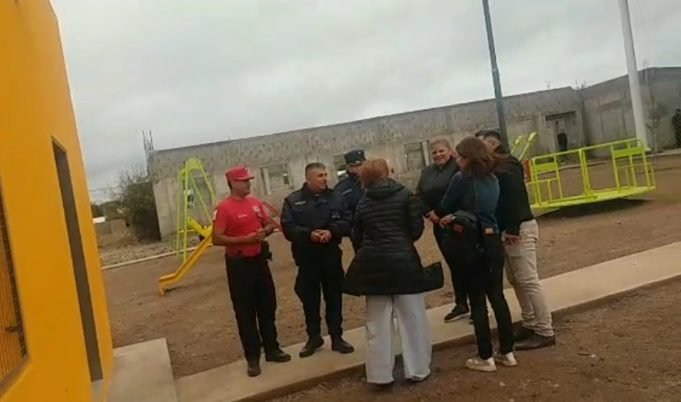 B° LA FERIA: TRAS CASI 10 HORAS DE NEGOCIACIÓN LOGRARON REDUCIR AL HOMBRE QUE SE ATRINCHERÓ EN UNA VIVIENDA DE CALLE MAIPÚ.