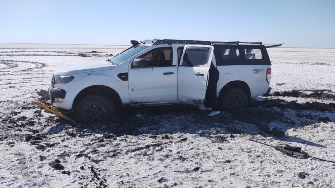 OTRA VEZ: PERSONAL POLICIAL ASISTIÓ A TURISTAS EMPANTANADOS EN LAS SALINAS. LA FAMILIA ERA ORIUNDA DE BUENOS AIRES.