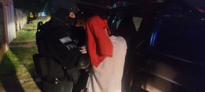 CÓRDOBA: INTENTÓ METERSE EN LA CASA DE UN VECINO PARA NO SER APREHENDIDO POR LA FPA. DOS DETENIDOS Y MÁS DE 1500 DOSIS DE DROGAS SECUESTRADAS