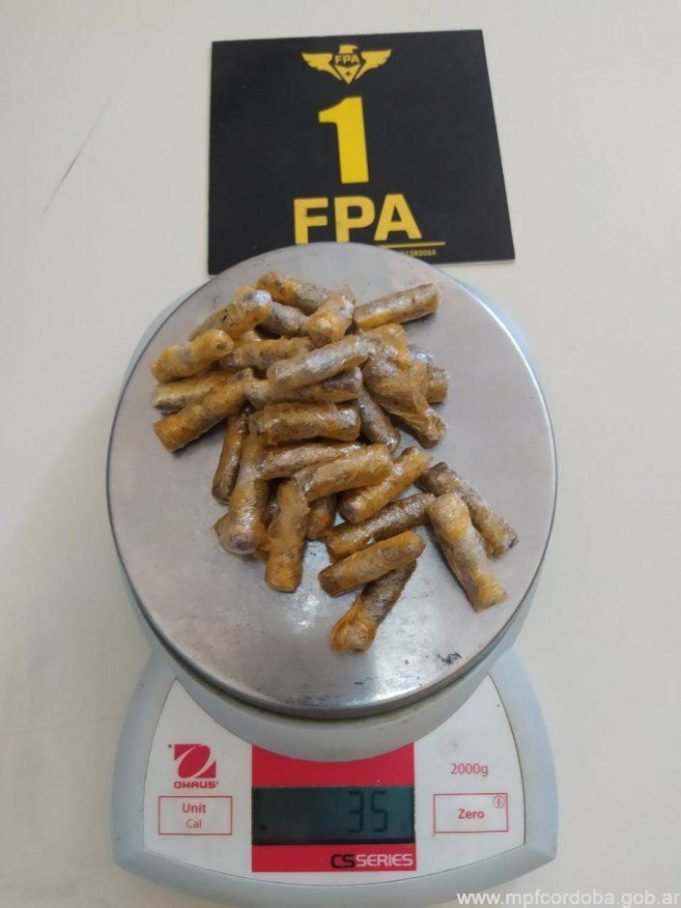 FIDEOS LOCOS: EN CRUZ DEL EJE GUARDIAS PENITENCIARIOS DETUVIERON A MUJER QUE INTENTABA INGRESAR A LA CÁRCEL FIDEOS RELLENOS CON DROGAS.