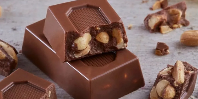 LA ANMAT PROHIBIÓ LA VENTA DE UN CHOCOLATE CON MANÍ POR ELABORACIÓN ILEGAL Y DESCONOCIDA.