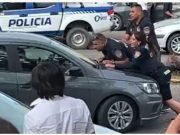 PASA EN REDES: POLICÍAS FUERON ARRASTRADOS POR UN VEHÍCULO QUE SE NEGÓ A UN CONTROL POLICIAL. ¡MIRÁ!