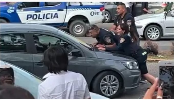PASA EN REDES: POLICÍAS FUERON ARRASTRADOS POR UN VEHÍCULO QUE SE NEGÓ A UN CONTROL POLICIAL. ¡MIRÁ!