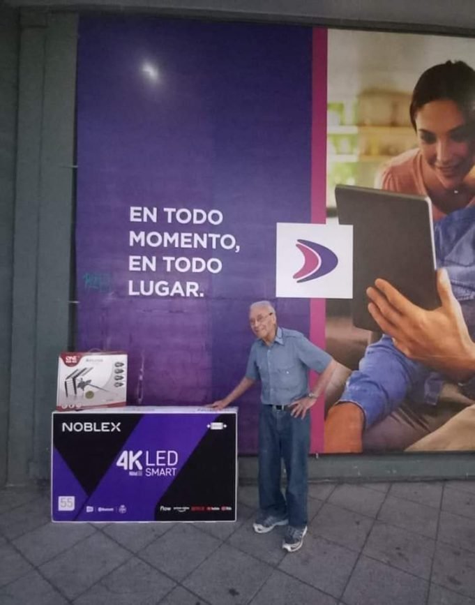 PASA EN REDES: FRÁVEGA LE REGALÓ UN TELE AL ABUELO QUE SE VOLVIÓ VIRAL POR VER EL PARTIDO DE ARGENTINA DESDE UNA VIDRIERA DEL LOCAL.