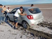 OTRA VEZ: TURISTAS ORIUNDOS DE BUENOS AIRES SE EMPANTANARON EN SAN JOSÉ DE LAS SALINAS.