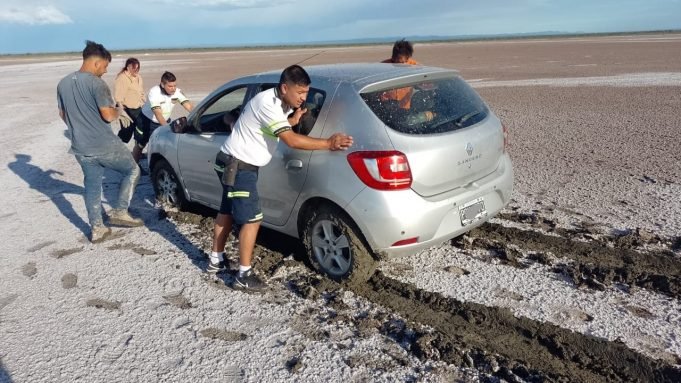 OTRA VEZ: TURISTAS ORIUNDOS DE BUENOS AIRES SE EMPANTANARON EN SAN JOSÉ DE LAS SALINAS.