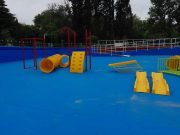 DEÁN FUNES: COLOCAN JUEGOS ACUÁTICOS EN LA PILETA DEL BALNEARIO Y RAMPA PARA ACCESO INCLUSIVO.