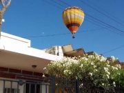 PASÓ EN CÓRDOBA: UN GLOBO AEROSTÁTICO ATERRIZÓ EN EL PATIO DE UNA CASA EN VILLA ADELA.