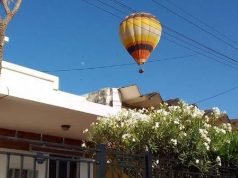 PASÓ EN CÓRDOBA: UN GLOBO AEROSTÁTICO ATERRIZÓ EN EL PATIO DE UNA CASA EN VILLA ADELA.