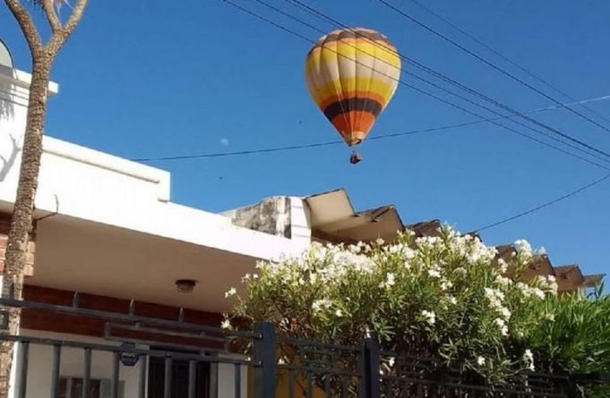 PASÓ EN CÓRDOBA: UN GLOBO AEROSTÁTICO ATERRIZÓ EN EL PATIO DE UNA CASA EN VILLA ADELA.