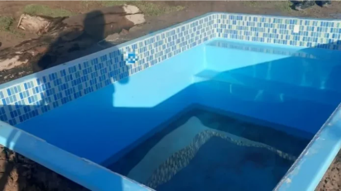 TRANQUI: LE ROBARON UNA PILETA Y LA BUSCÓ CON UN DRONE HASTA ENCONTRARLA EN LA CASA DE UN VECINO QUE LA ESTABA INSTALANDO.