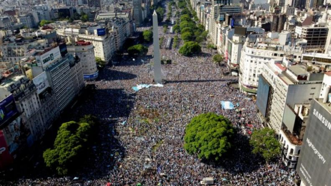 POR SI NO TE ENTERASTE… EL GOBIERNO DECRETÓ HOY 20/12 FERIADO NACIONAL PARA PODER FESTEJAR LA LLEGADA DE LA COPA AL PAÍS.
