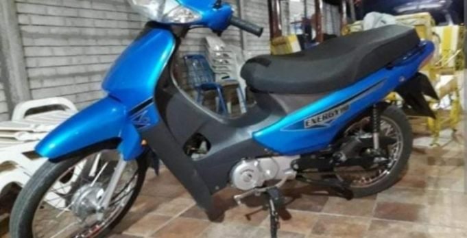B° BELGRANO: ROBARON UNA MOTOCICLETA DE LA PUERTA DE UNA CASA. PERTENECE A AYLEN GIUSTO Y PIDE COLABORACIÓN PARA RECUPERARLA.