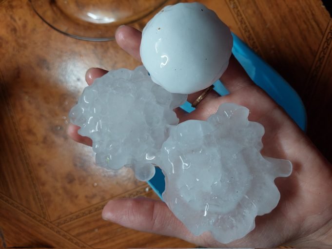 TERRIBLE TORMENTA DE GRANIZO GIGANTE EN VILLA MERCEDES: CONFIRMARON LA MUERTE DE UN HOMBRE DE 70 AÑOS EN EL FESTIVAL DE LA “CALLE ANGOSTA”. ¡MIRÁ LOS VÍDEOS!