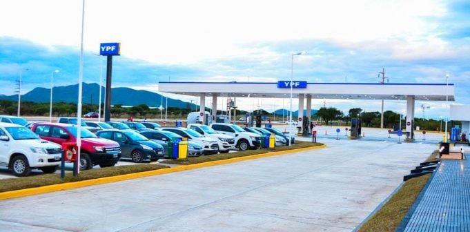 DEÁN FUNES: UN HOMBRE FUE APREHENDIDO POR INTENTAR PAGAR COMBUSTIBLE CON BILLETES TRUCHOS. SUCEDIÓ EN YPF LAC.